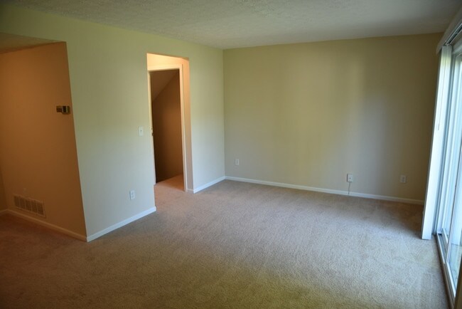 Building Photo - 2 Bedroom Duplex Available Now!