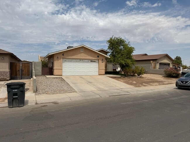 Building Photo - Casa en San Luis AZ with included utilitie...
