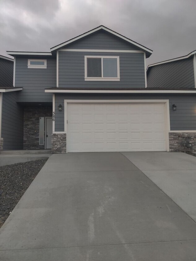 Foto principal - Contemporary Townhome with Open Floor Plan...