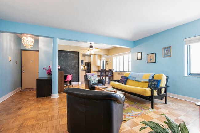 Living Room - 5040 N Marine Dr