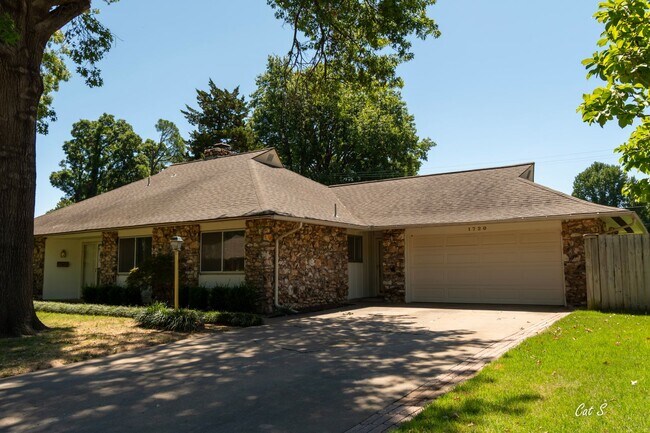 Building Photo - Spacious 3 Bedroom, 2 Bath Home With In-Gr...