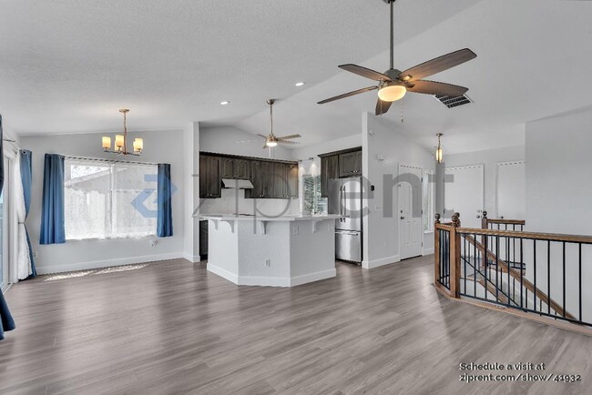 Building Photo - 527 Bustos Pl