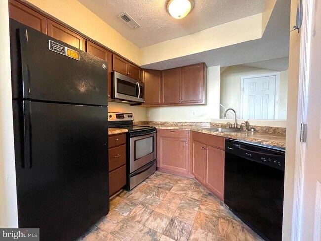 Building Photo - 46354 Columbus Dr