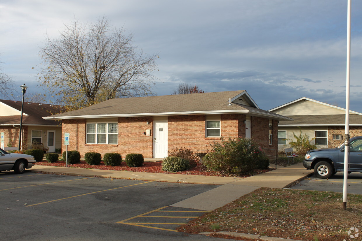 Primary Photo - Village Green Apartments