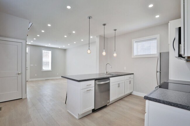 Building Photo - EAST FRANKLINTON ARTIST DISTRICT!  SUNNY N...