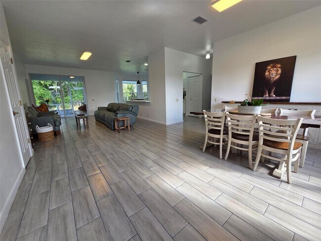 Foto del edificio - 3323 Songbird Ln
