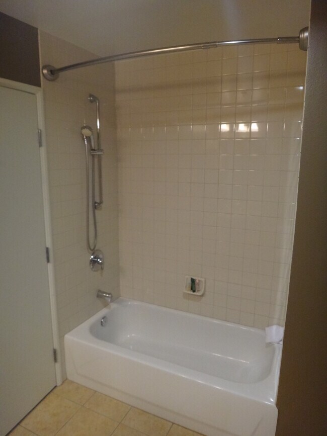 Baño completo con bañera y ducha - 427 9th Ave