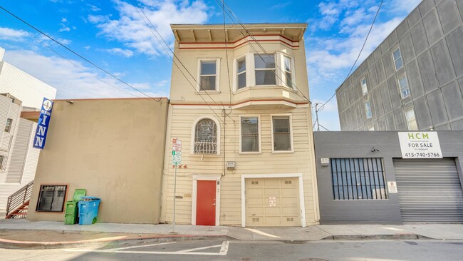 Two Bedroom Condo in SOMA with Yard, Parking, and W/D. - Two Bedroom Condo in SOMA with Yard, Parking, and W/D.