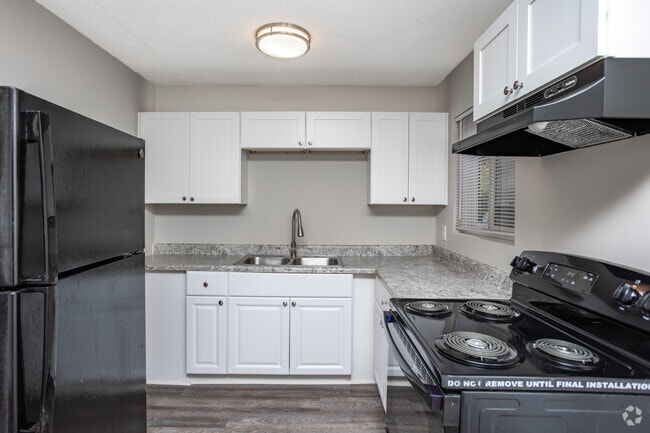 2BR, 1BA - 950SF - Kitchen - Macon Reserve