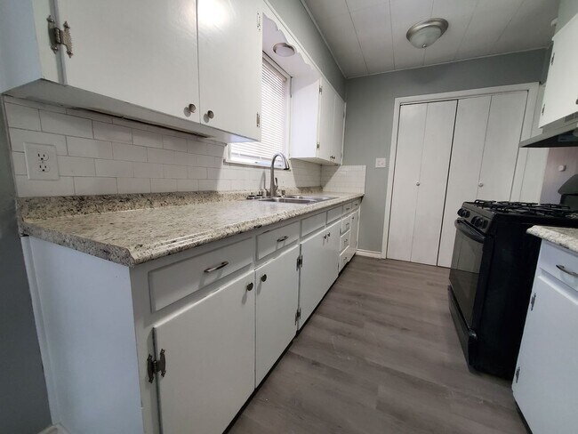 Building Photo - Charming 4 bedroom, 2 bath home AVAILABLE ...
