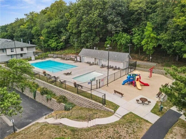 Foto del edificio - Spacious End-Unit Townhome with Fireplace, Family Room, 2-car Garage, Community Pool & Playground...