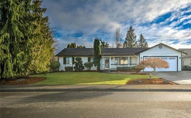 Building Photo - Charming 3 Bed 2 Bath Rambler!