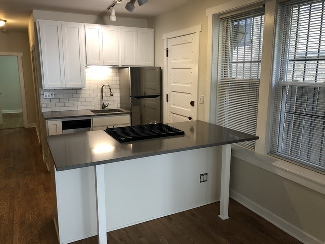 Kitchen - 1018 W Roscoe St