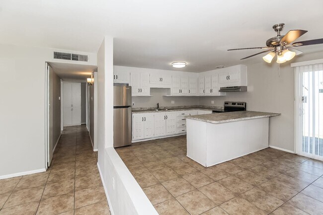 Building Photo - 7416 W Palm Ln