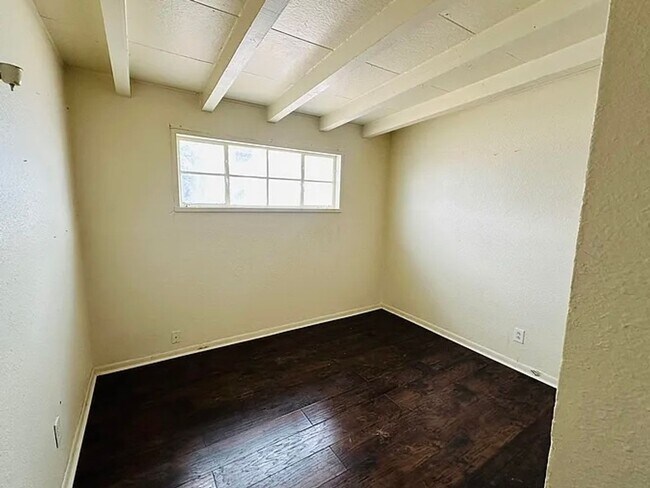 Building Photo - 900 W Berry Dr