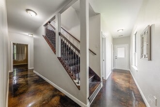 Building Photo - 33303 Winsford St