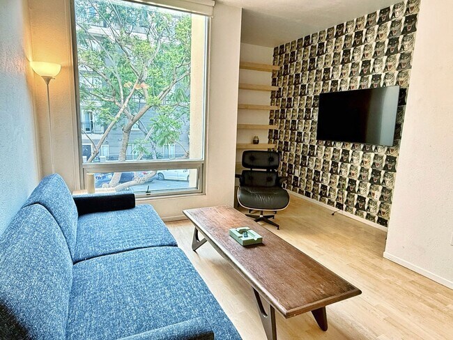 Foto del edificio - Designer 1BR + 2 Living Room Townhome in L...