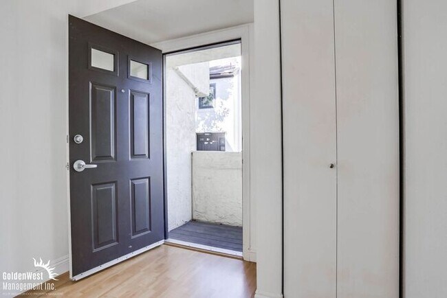 Foto del edificio - Bright & Airy 2Bdm 1Ba Townhome in San Diego!