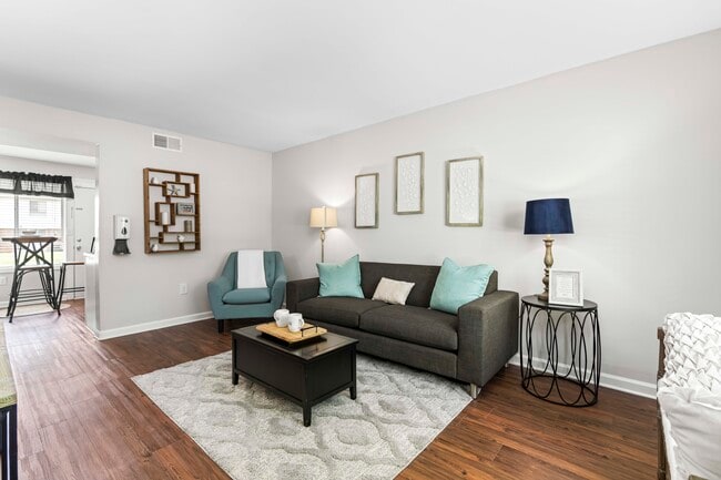 Living room - Brook Hill Townhouse - Students Save Up to...