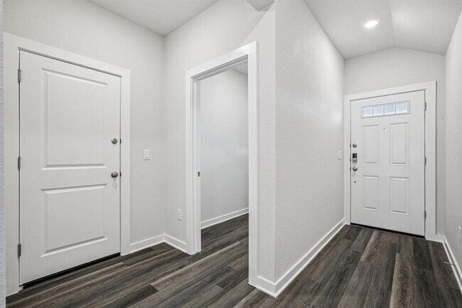 Building Photo - 2221 Delano Dr