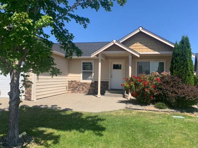 Foto del edificio - 4 Bedroom 2 Bathroom Rambler with Garage a...