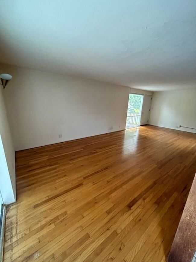 Building Photo - 1 bedroom, 1 bathroom Apartment