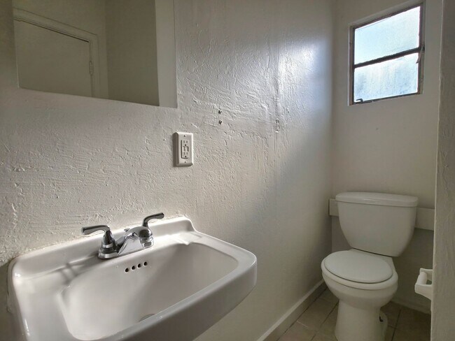 Building Photo - Cozy 1 Bedroom / 1 Bathroom Apartment Available for Lease in Yuma, AZ!