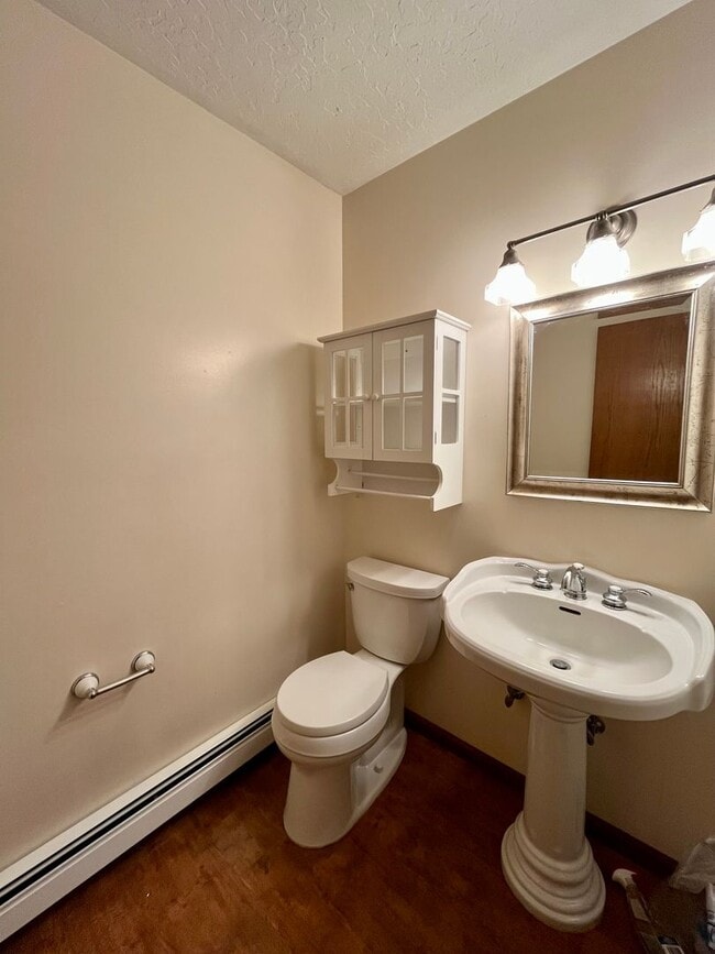 Foto del edificio - Cat friendly condo for rent in University West