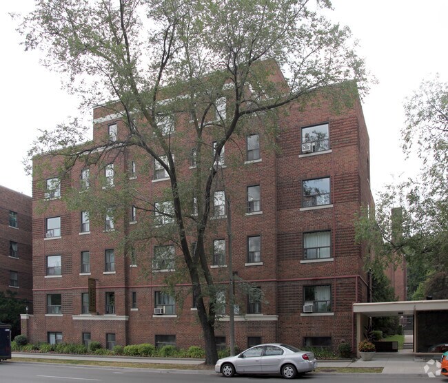 Photo du bâtiment - Chatsworth Apartments