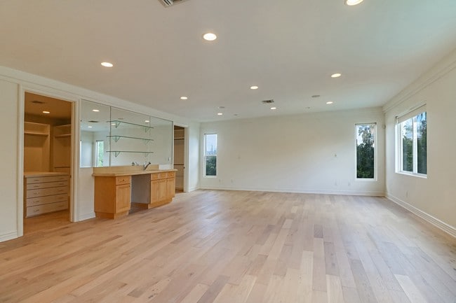 Building Photo - 5108 Woodley Ave