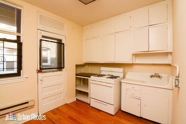 Building Photo - 4415 N Wolcott Ave