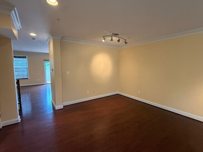 Foto del edificio - ACT FAST! 4 Bedroom Townhome in Desirable Gateway Overlook Community!