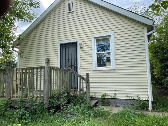 Building Photo - 3 br, 1 bath House - 3325 E 49th St