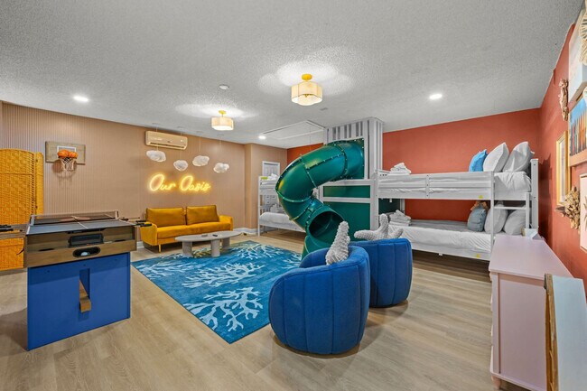 Foto del edificio - 9800 E Bay St