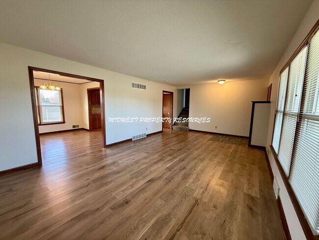 Foto del edificio - Spacious 3 Bedroom Home with Finished Lower Level & Large Fenced Yard