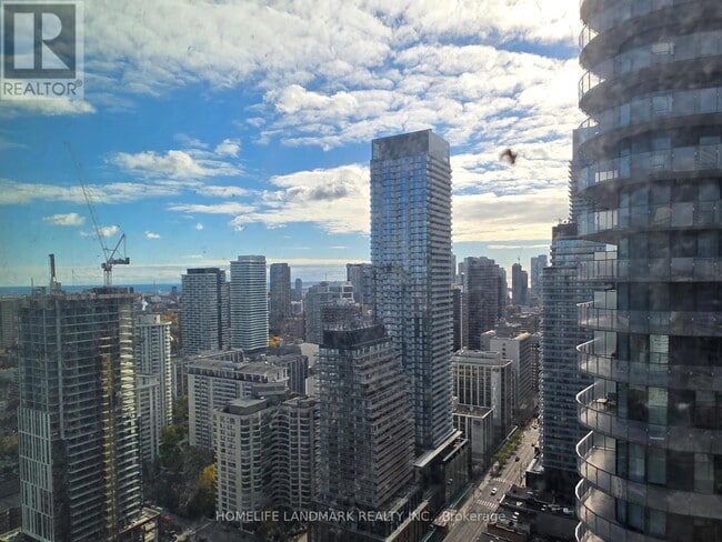 Photo du bâtiment - 8 Wellesley St W