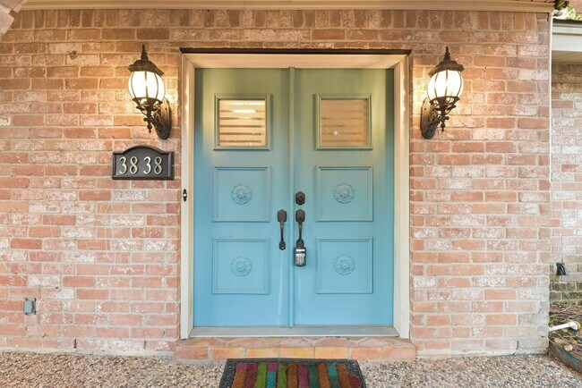 Building Photo - Welcome to Oak Creek Village - spacious unique house with a pool