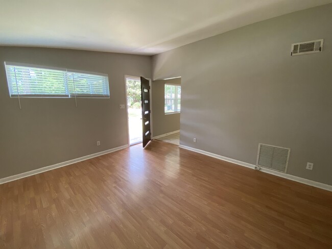 Building Photo - 604 Dyches Dr