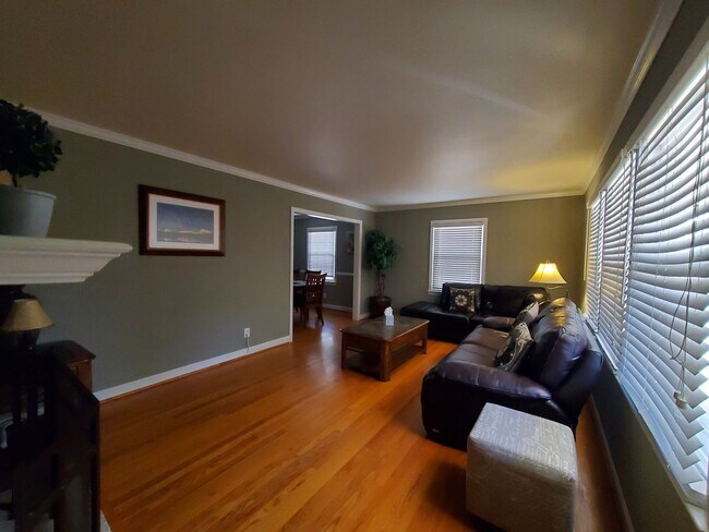 Foto del edificio - 322 S. McPherson Church Rd. ~ Westwood