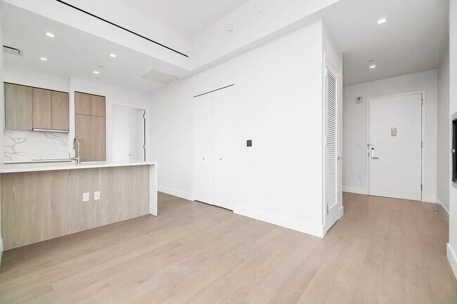 Building Photo - 200 E 23rd St