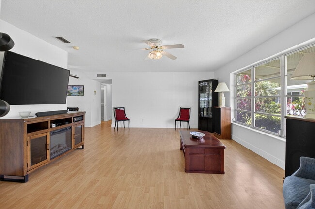 Building Photo - 172 High Point Dr W