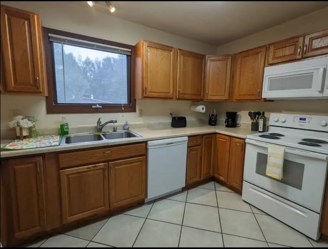 Building Photo - 8400 Owen Cir
