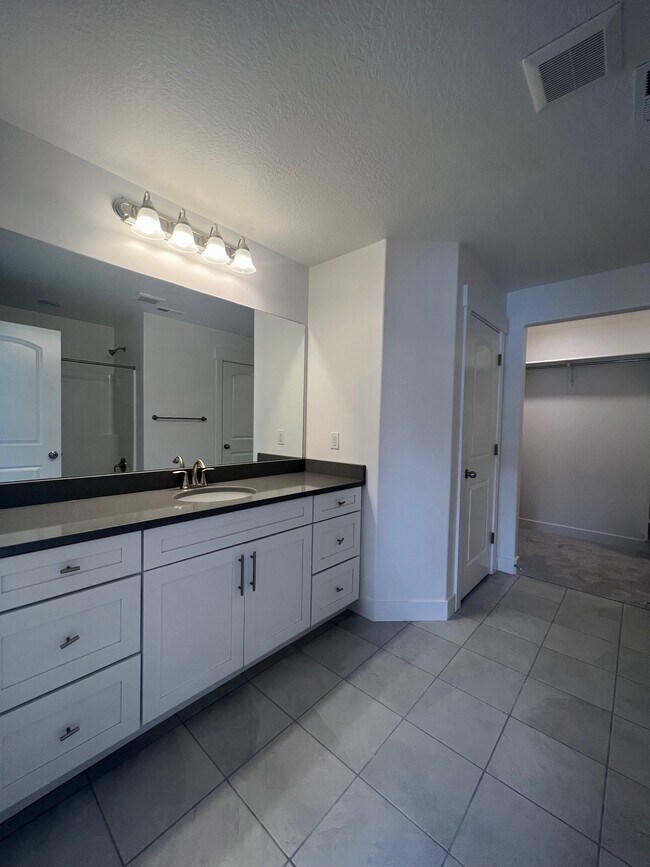 Foto del edificio - 1083 N Redwood Rd