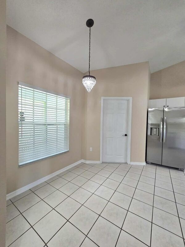 Building Photo - 696 Jessanda Cir