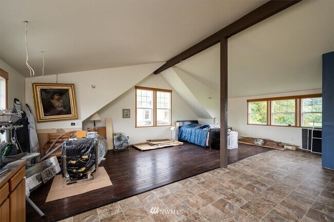 Building Photo - Studio Over Large Shop for all your projects