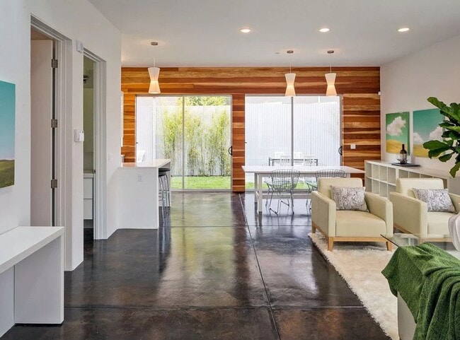 Building Photo - Beautiful Modern 3BR/3BA with In Unit Laun...
