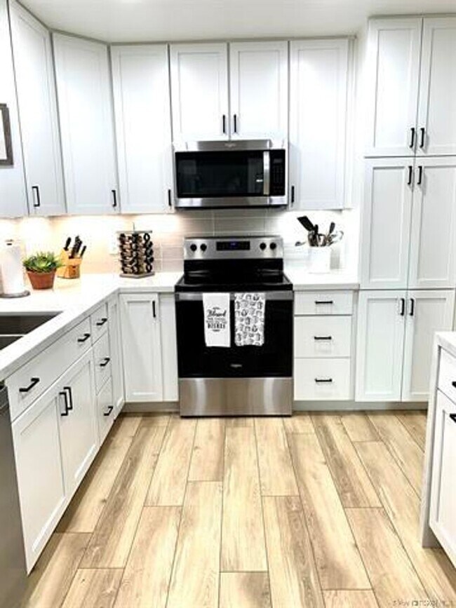 Foto del edificio - Beautiful Updated 2Br/2/Ba + Den W/ detach...