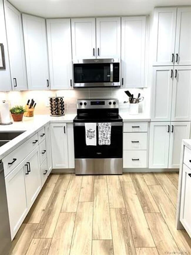 Building Photo - Beautiful Updated 2Br/2/Ba + Den W/ detach...