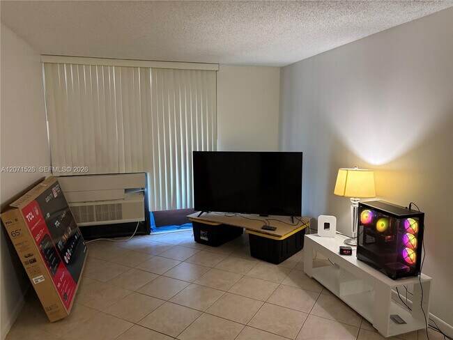 Foto del edificio - 2771 Riverside Dr