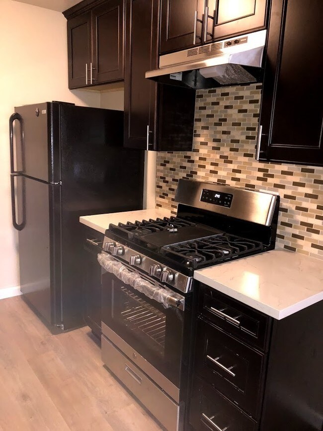 Building Photo - NEWLY RENOVATED 2 BED, 1 BATH, 900 SQ FT